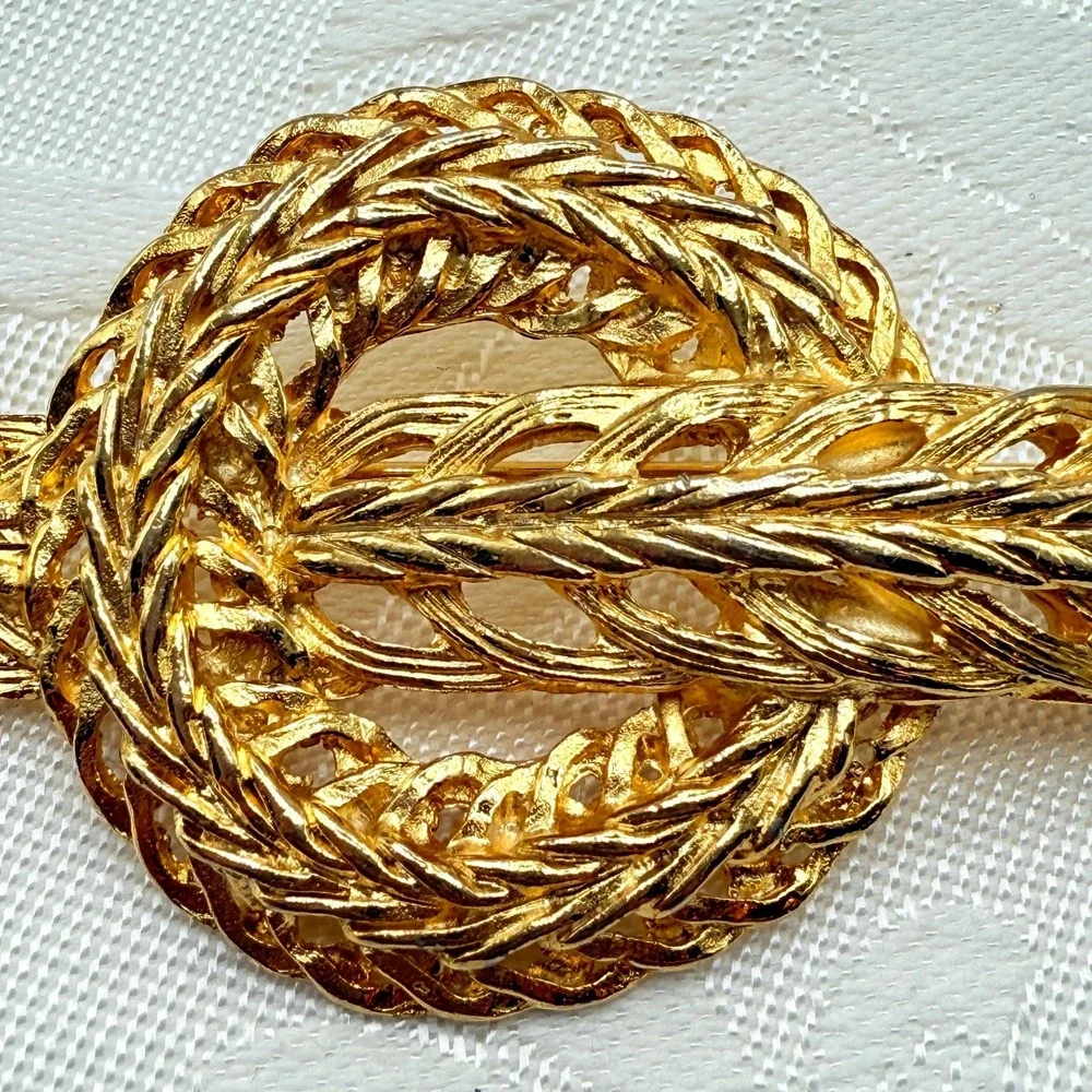 Vintage Elegant Gold Tone Laurel Leaf Design Buckle Brooch